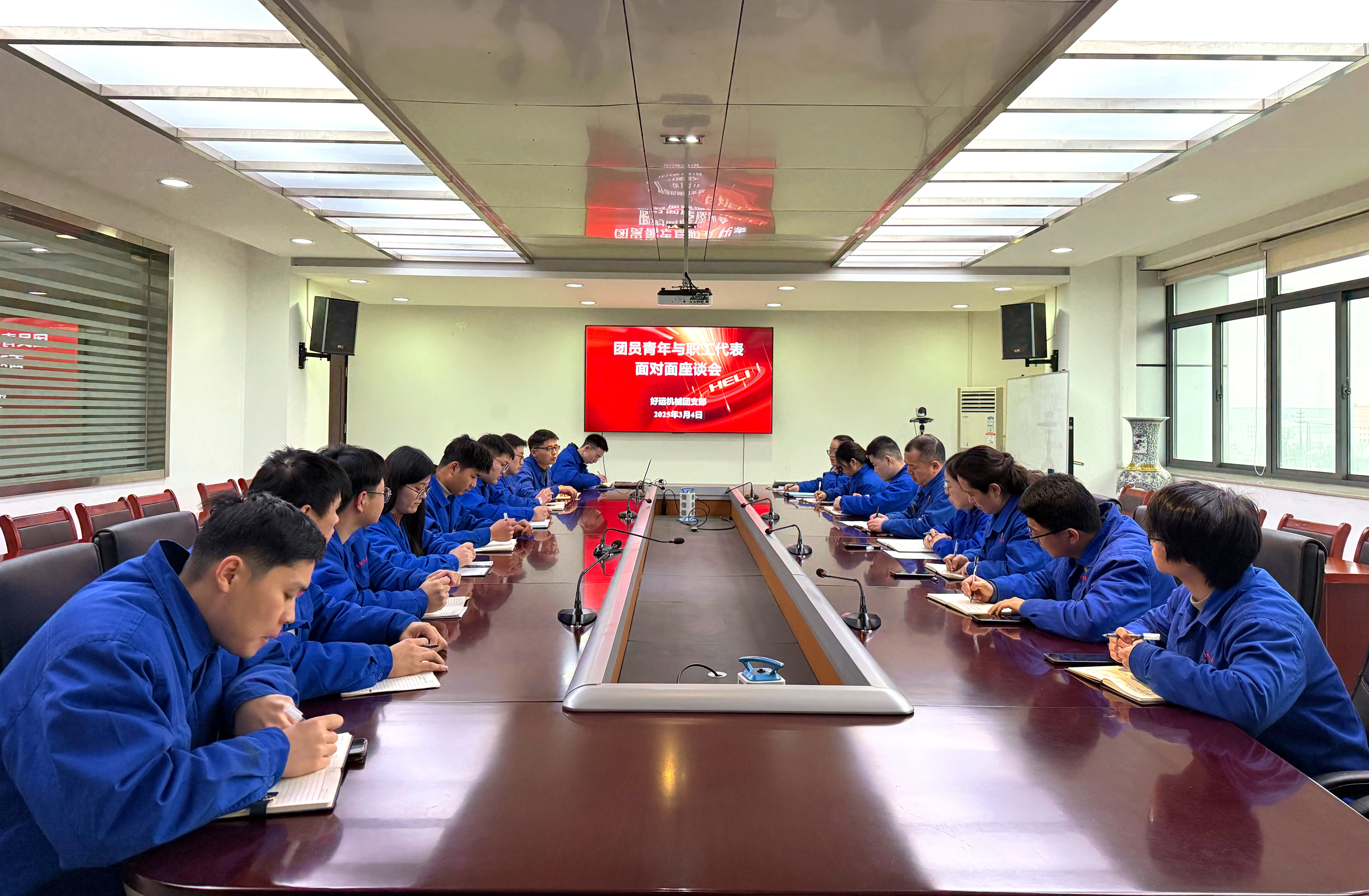 3月團(tuán)員青年與職工代表面對(duì)面座談會(huì).jpg